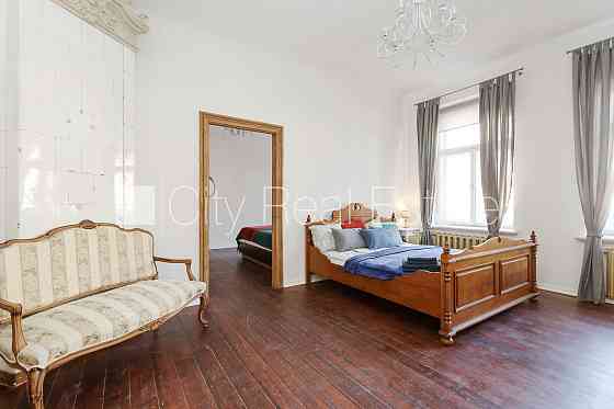 Фасадный дом, вход с улицы, количество спален 4 шт., изолированные комнаты 4 шт., Рига