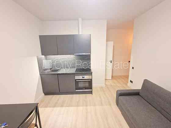 Фасадный дом, реновированный дом, закрытый двор, вход с улицы, лестничная клетка Рига