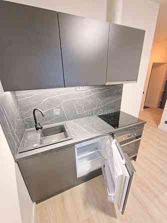 Фасадный дом, реновированный дом, закрытый двор, вход с улицы, лестничная клетка Рига