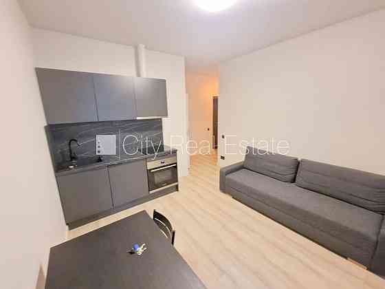 Фасадный дом, реновированный дом, закрытый двор, вход с улицы, лестничная клетка Рига