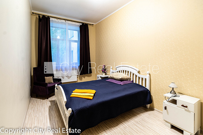 Фасадный дом, закрытый двор, окна выходят во двор, количество спален 2 шт., студио, Рига - изображение 1