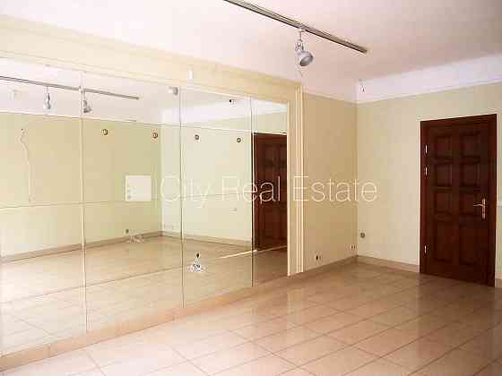 Фасадный дом, реновированный дом, вход с улицы, окна выходят в обе стороны дома, Rīga