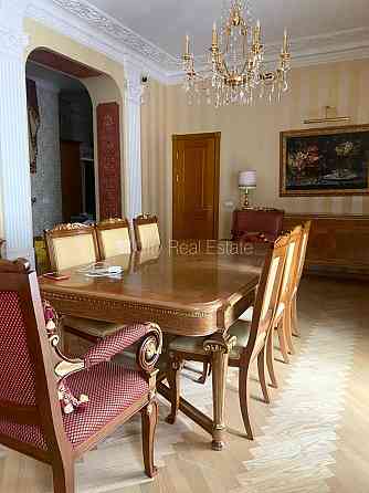 Фасадный дом, реновированный дом, благоустроенная озеленённая территория, вход с Рига