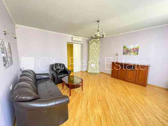 Здание во дворе, закрытый двор, вход со двора, окна выходят во двор, количество Рига