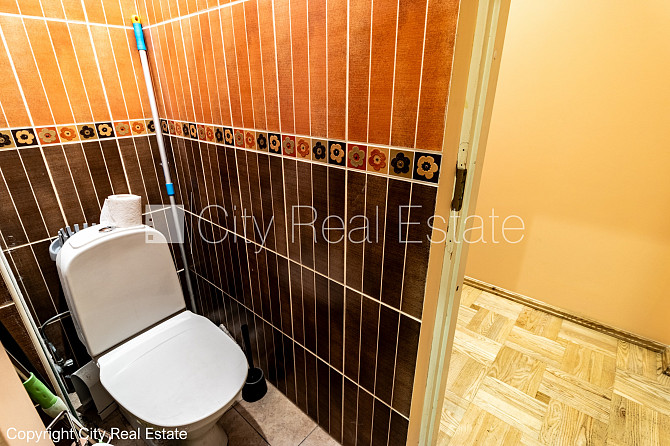 Фасадный дом, вход с улицы, окна выходят в обе стороны дома, одна изолированная Рига - изображение 20