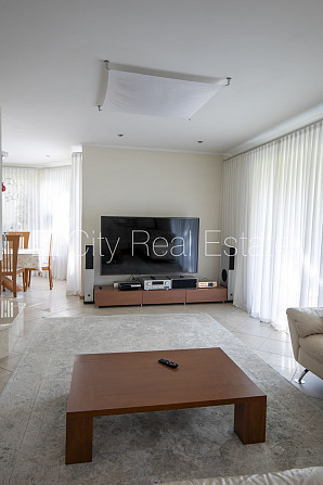 Частный дом, благоустроенная озеленённая территория 1350 м2, закрытый двор, места Юрмала - изображение 13