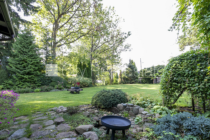 Частный дом, благоустроенная озеленённая территория 1350 м2, закрытый двор, места Юрмала - изображение 6