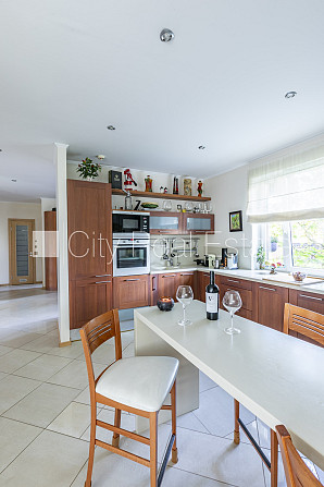 Частный дом, благоустроенная озеленённая территория 1350 м2, закрытый двор, места Юрмала - изображение 20