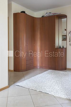 Частный дом, благоустроенная озеленённая территория 1350 м2, закрытый двор, места Юрмала - изображение 11