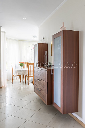 Частный дом, благоустроенная озеленённая территория 1350 м2, закрытый двор, места Юрмала - изображение 15