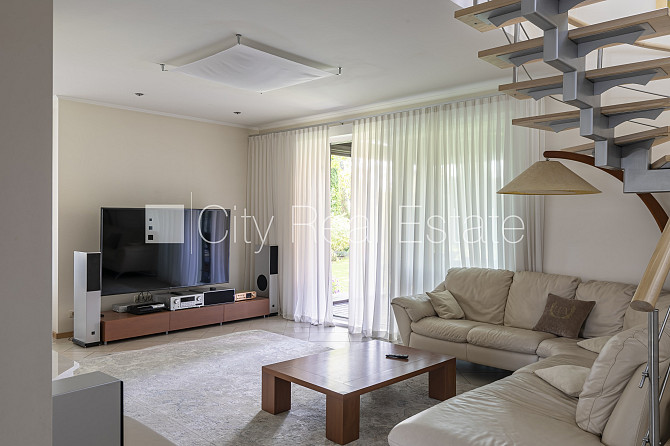 Частный дом, благоустроенная озеленённая территория 1350 м2, закрытый двор, места Юрмала - изображение 12