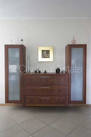 Частный дом, благоустроенная озеленённая территория 1350 м2, закрытый двор, места Юрмала - изображение 16