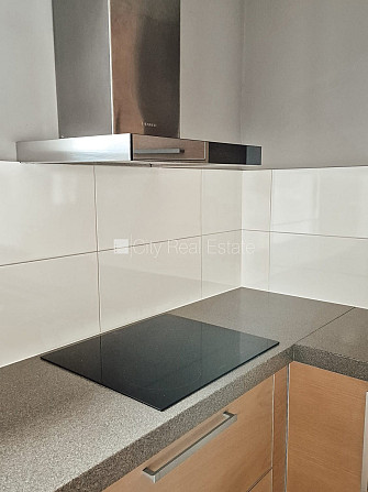 Фасадный дом, закрытый двор, вход с улицы, окна выходят в обе стороны дома, Рига - изображение 8