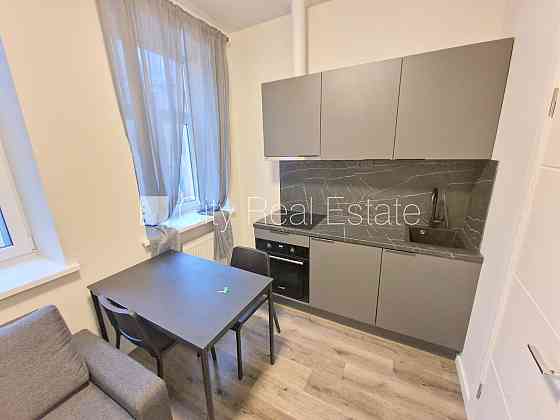 Здание во дворе, реновированный дом, закрытый двор, вход с улицы и со двора, Рига