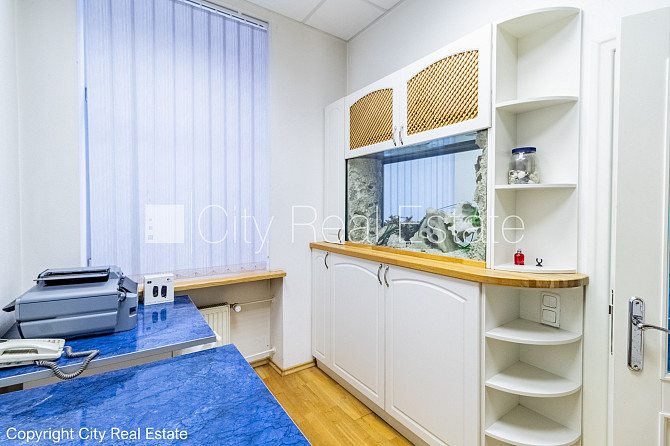 Fasādes māja, vieta vairākām automašīnām, ieeja no ielas un pagalma, terase 15 m2, logi Rīga - foto 6