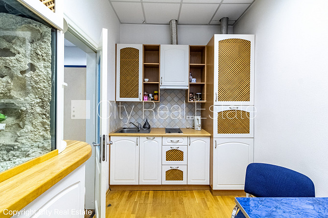 Fasādes māja, vieta vairākām automašīnām, ieeja no ielas un pagalma, terase 15 m2, logi Rīga - foto 5