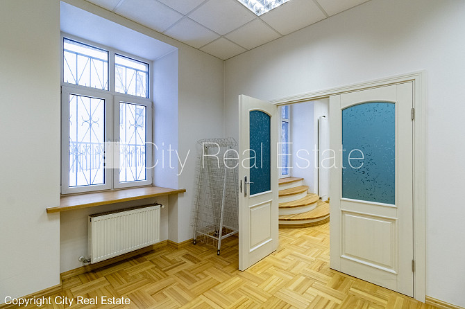 Fasādes māja, vieta vairākām automašīnām, ieeja no ielas un pagalma, terase 15 m2, logi Rīga - foto 9