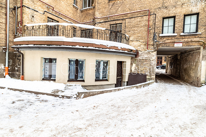 Fasādes māja, vieta vairākām automašīnām, ieeja no ielas un pagalma, terase 15 m2, logi Rīga - foto 14