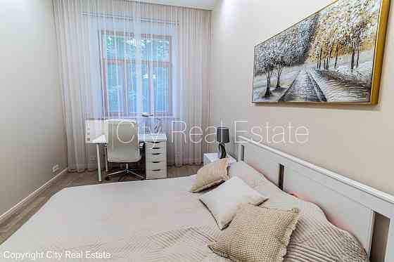 Дом во дворе, реновированный дом, благоустроенный озеленённый двор, закрытый Rīga