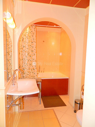 Pagalma māja, ieeja no pagalma, logi vērsti uz pagalma pusi, guļamistabu skaits 2 gab., istabas Rīga - foto 12