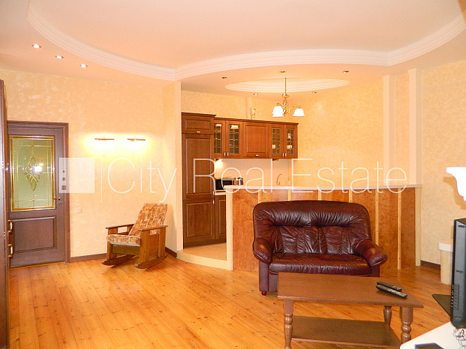 Pagalma māja, ieeja no pagalma, logi vērsti uz pagalma pusi, guļamistabu skaits 2 gab., istabas Rīga - foto 2