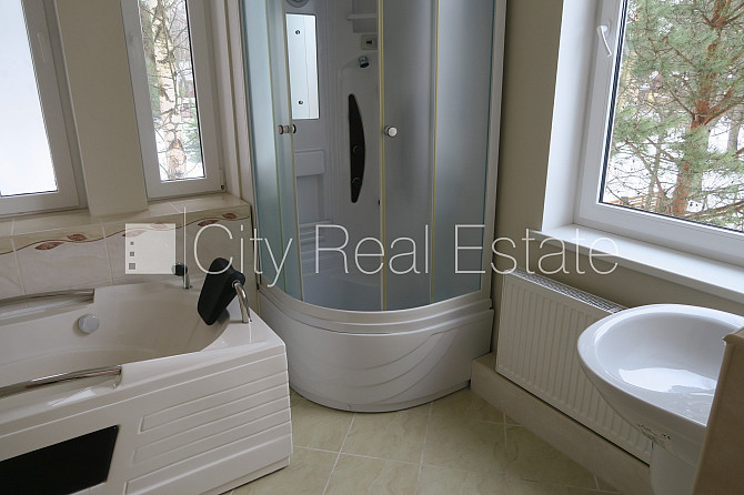 Таунхаус, территория обнесена забором, гараж на одну машину, три балкона, Юрмала - изображение 11