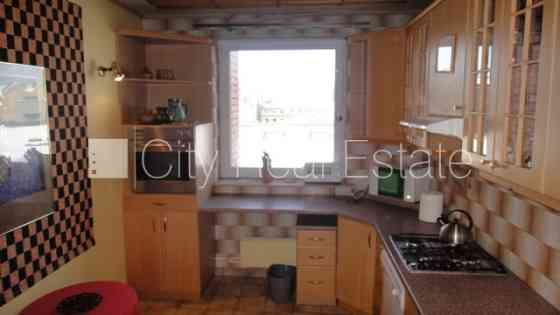 Благоустроенный озеленённый двор, закрытый двор, въездные ворота оснащены Rīga