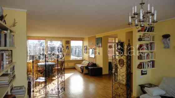 Благоустроенный озеленённый двор, закрытый двор, въездные ворота оснащены Rīga