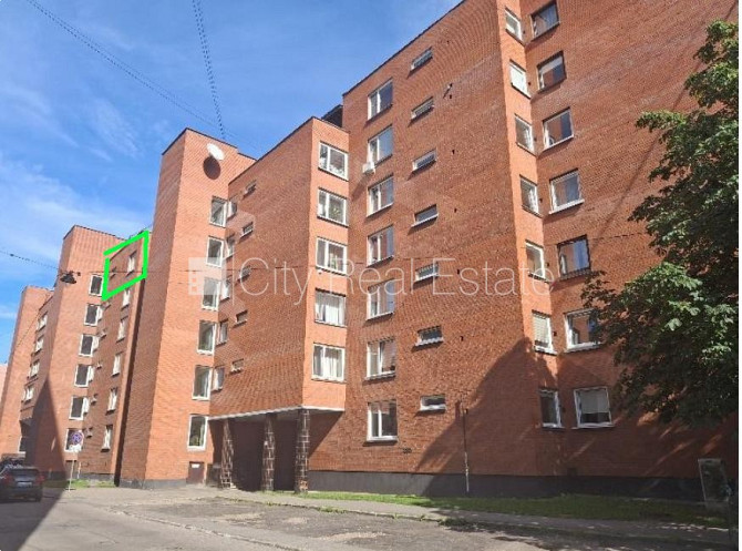 Labiekārtots apzaļumots pagalms, slēgts pagalms, teritorijas iebrauktuves vārti aprīkoti ar Rīga - foto 14