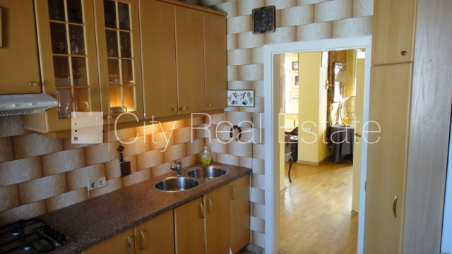 Labiekārtots apzaļumots pagalms, slēgts pagalms, teritorijas iebrauktuves vārti aprīkoti ar Rīga - foto 8