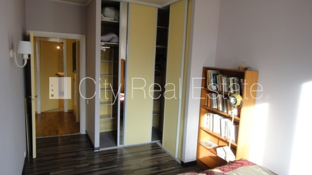 Labiekārtots apzaļumots pagalms, slēgts pagalms, teritorijas iebrauktuves vārti aprīkoti ar Rīga - foto 9