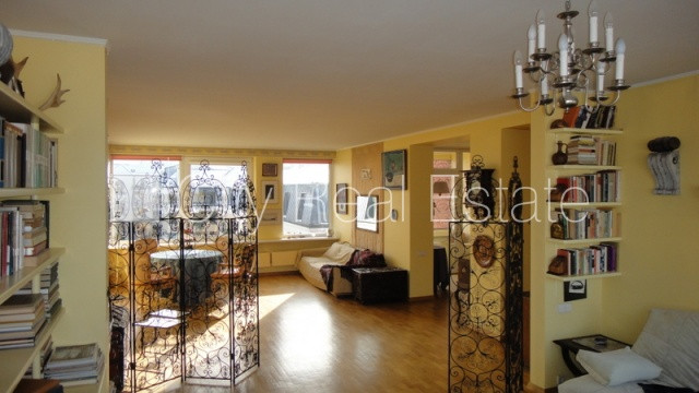 Labiekārtots apzaļumots pagalms, slēgts pagalms, teritorijas iebrauktuves vārti aprīkoti ar Rīga - foto 1