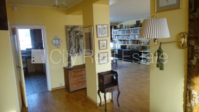 Labiekārtots apzaļumots pagalms, slēgts pagalms, teritorijas iebrauktuves vārti aprīkoti ar Rīga - foto 2