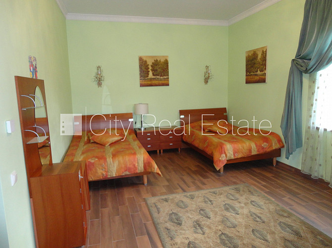 Благоустроенный озеленённый двор, подъездная дорога покрыта брущаткoй, гараж на Юрмала - изображение 9