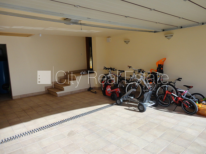 Благоустроенный озеленённый двор, подъездная дорога покрыта брущаткoй, гараж на Юрмала - изображение 18