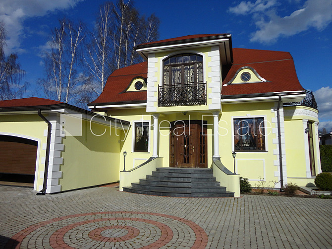 Благоустроенный озеленённый двор, подъездная дорога покрыта брущаткoй, гараж на Юрмала - изображение 3