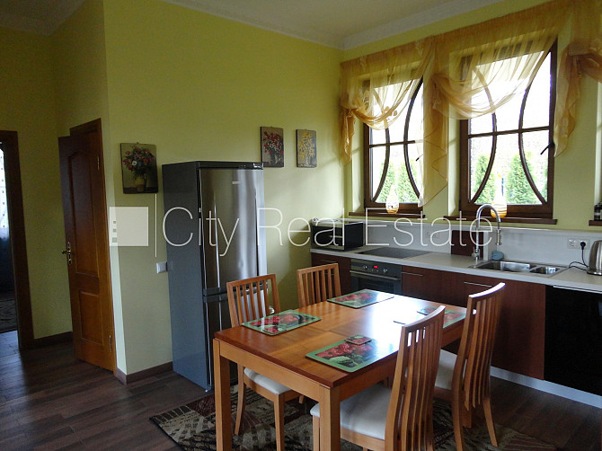 Благоустроенный озеленённый двор, подъездная дорога покрыта брущаткoй, гараж на Юрмала - изображение 12