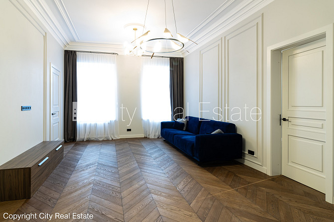 Slēgts pagalms, ieeja no ielas un pagalma, kāpņu telpa pēc kosmētiskā remonta, logi vērsti Rīga - foto 4