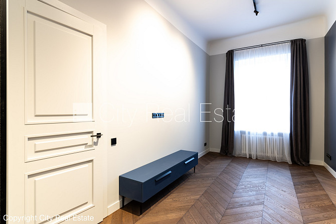 Slēgts pagalms, ieeja no ielas un pagalma, kāpņu telpa pēc kosmētiskā remonta, logi vērsti Rīga - foto 14