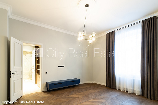 Slēgts pagalms, ieeja no ielas un pagalma, kāpņu telpa pēc kosmētiskā remonta, logi vērsti Rīga - foto 6