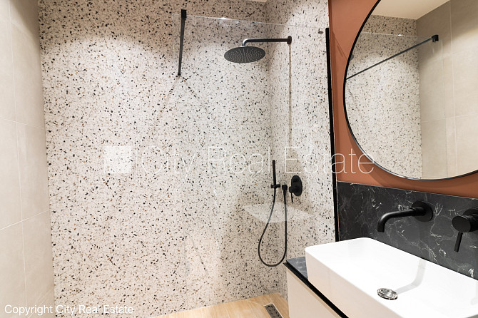 Slēgts pagalms, ieeja no ielas un pagalma, kāpņu telpa pēc kosmētiskā remonta, logi vērsti Rīga - foto 18