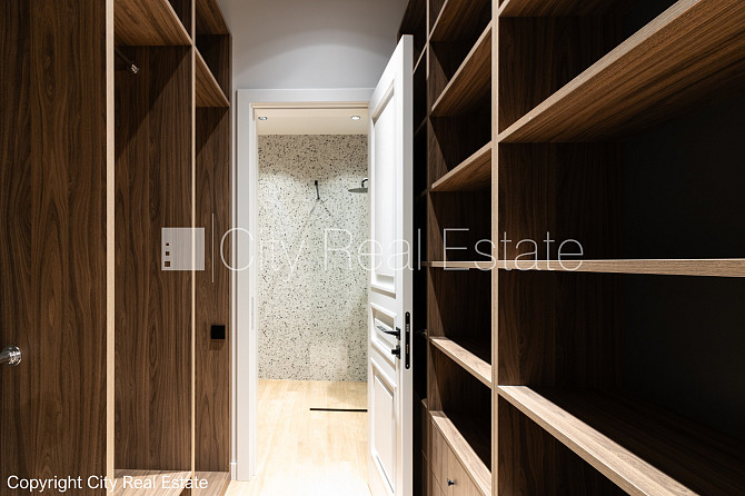 Slēgts pagalms, ieeja no ielas un pagalma, kāpņu telpa pēc kosmētiskā remonta, logi vērsti Rīga - foto 13