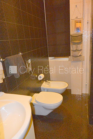 Дом во дворе, кирпичные стены, закрытый двор, место для машины, лестничная клетка Рига - изображение 14