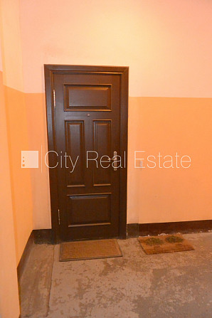 Дом во дворе, кирпичные стены, закрытый двор, место для машины, лестничная клетка Рига - изображение 15