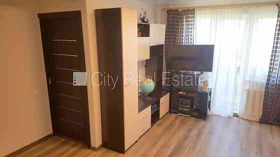 Фасадный дом, вход со двора, лестничная клетка после косметического ремонта, Rīga