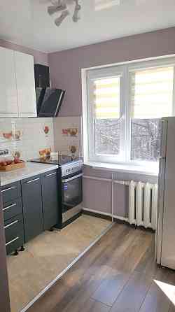 Фасадный дом, вход со двора, лестничная клетка после косметического ремонта, Rīga