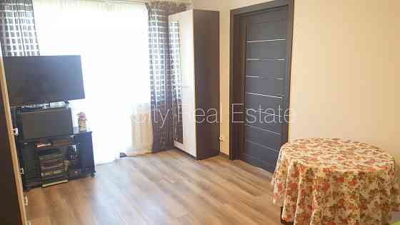 Фасадный дом, вход со двора, лестничная клетка после косметического ремонта, Rīga