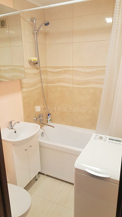 Fasādes māja, ieeja no pagalma, kāpņu telpa pēc kosmētiskā remonta, balkons, plašs skats no Rīga - foto 10