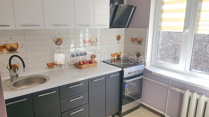 Fasādes māja, ieeja no pagalma, kāpņu telpa pēc kosmētiskā remonta, balkons, plašs skats no Rīga - foto 2