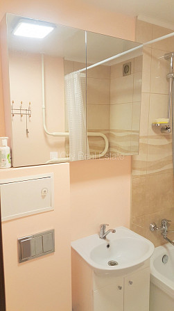 Fasādes māja, ieeja no pagalma, kāpņu telpa pēc kosmētiskā remonta, balkons, plašs skats no Rīga - foto 11